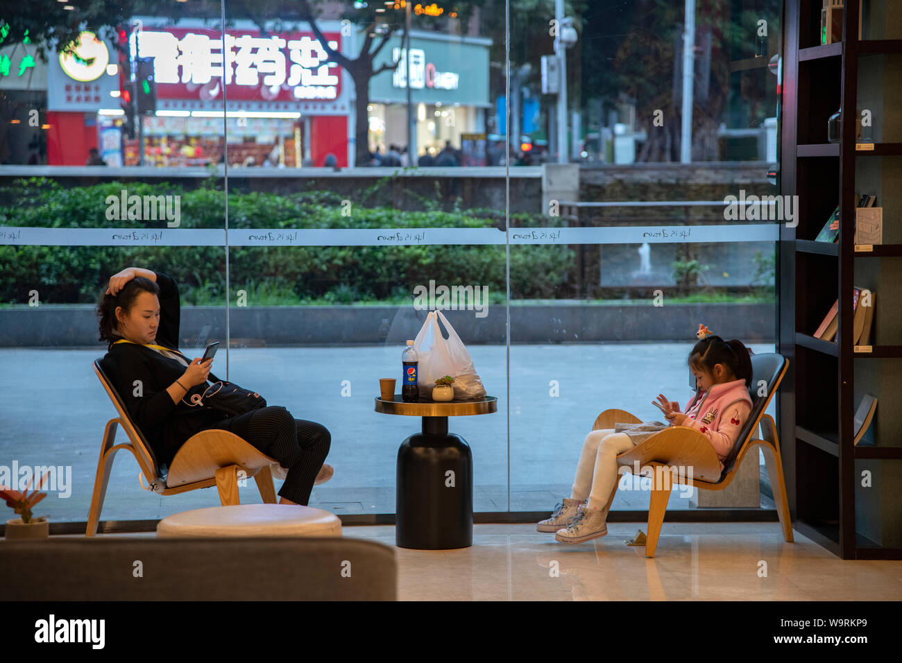 Asia, China, Peoples Republic, Sichuan Province, Chongqing, mother and daughter in hotel lobby *** Local Caption *** Stock Photo