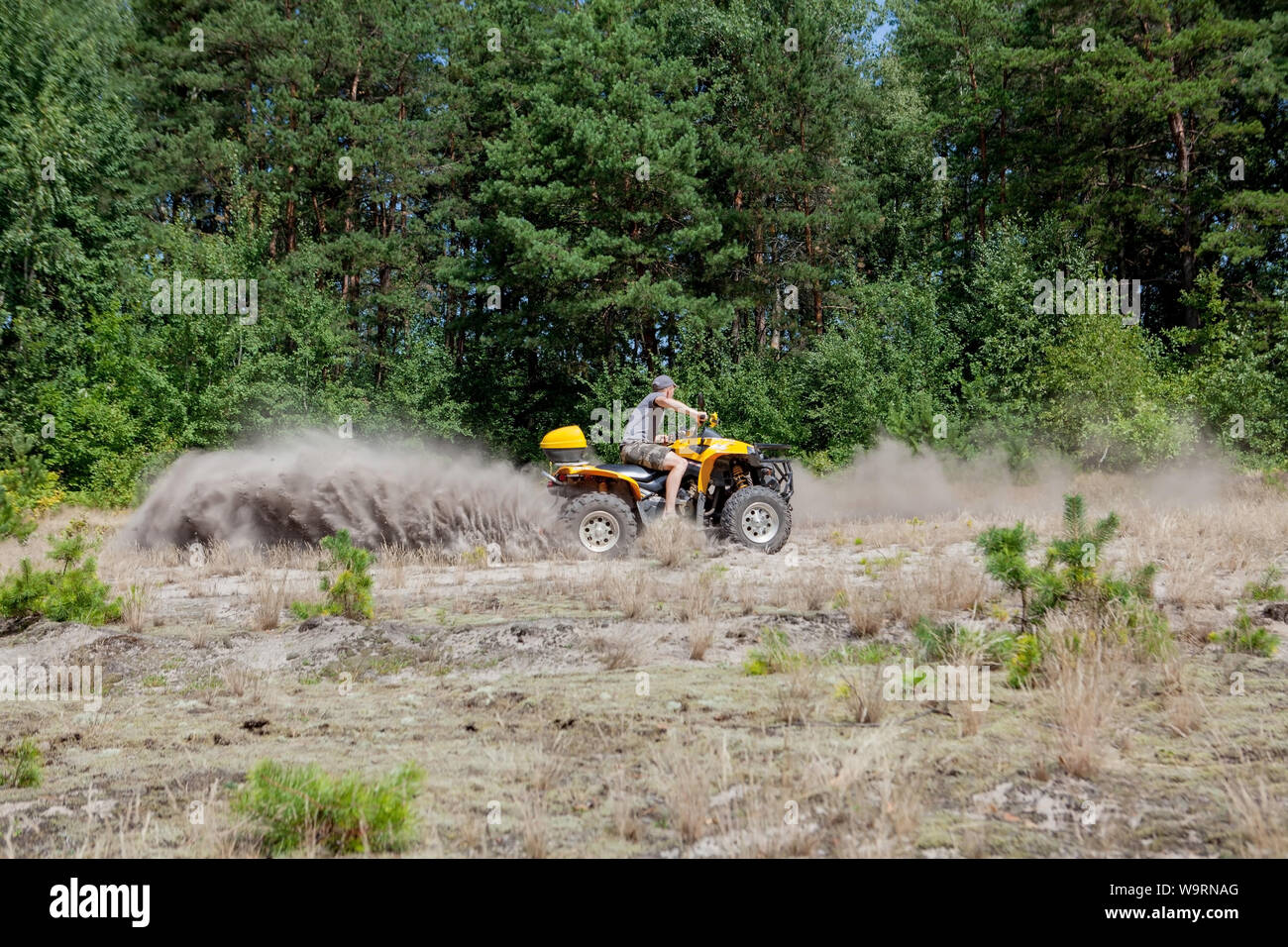 Couple forest adventure 4x4 hi-res stock photography and images - Alamy