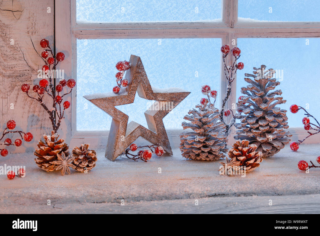 Snow covered window sill hi-res stock photography and images - Alamy