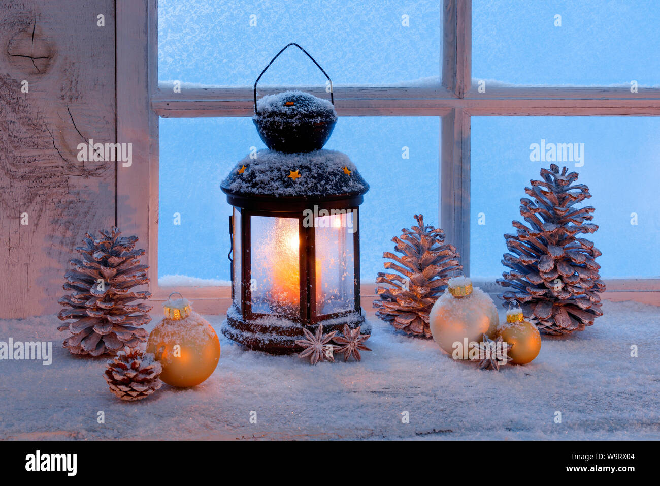 Laterne mit Weihnachtsdekoration auf Fensterbrett, 30063382 Stock Photo -  Alamy