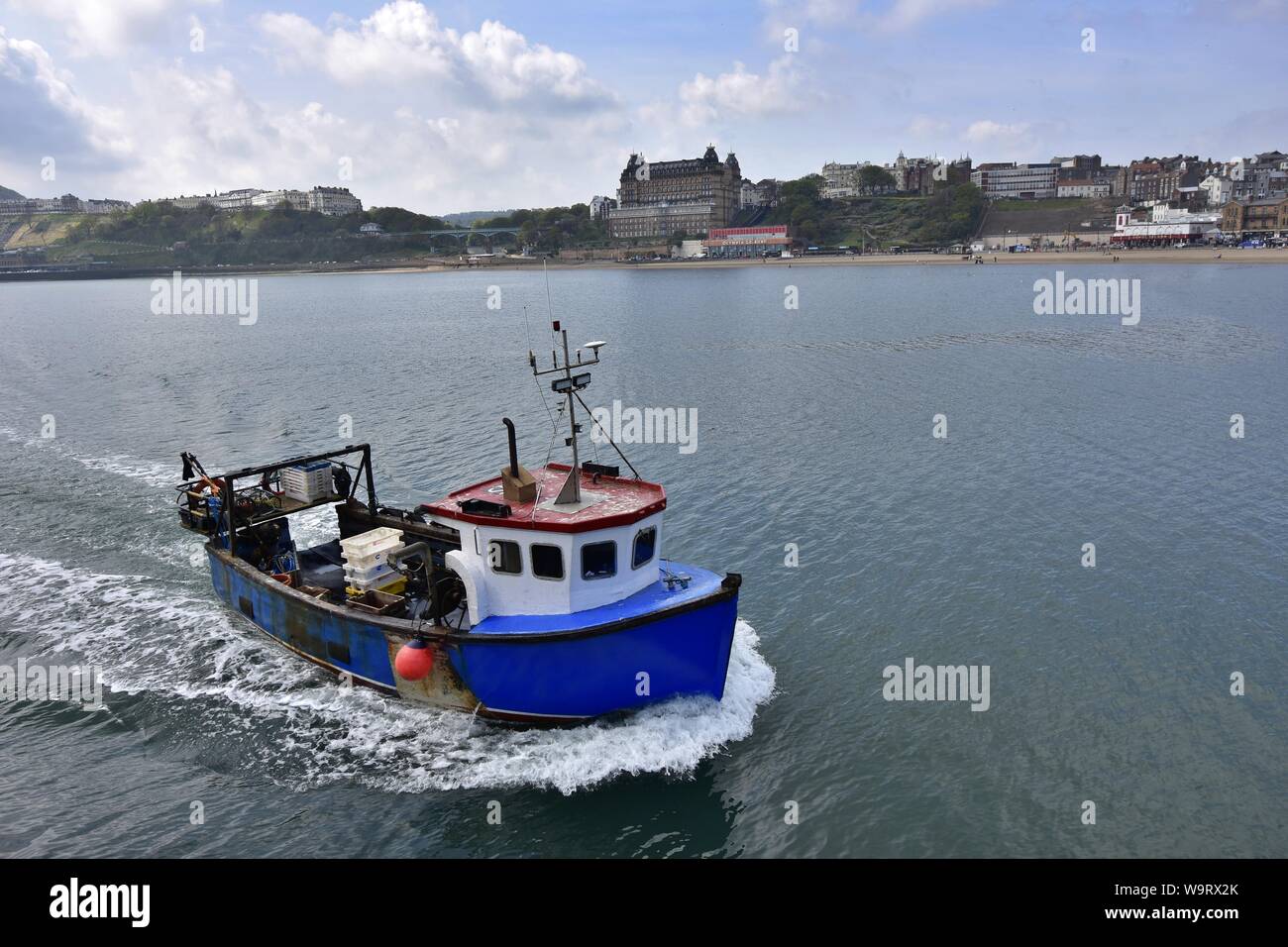Fishing Boat returning to harbour in Scarborough Stock Photo - Alamy