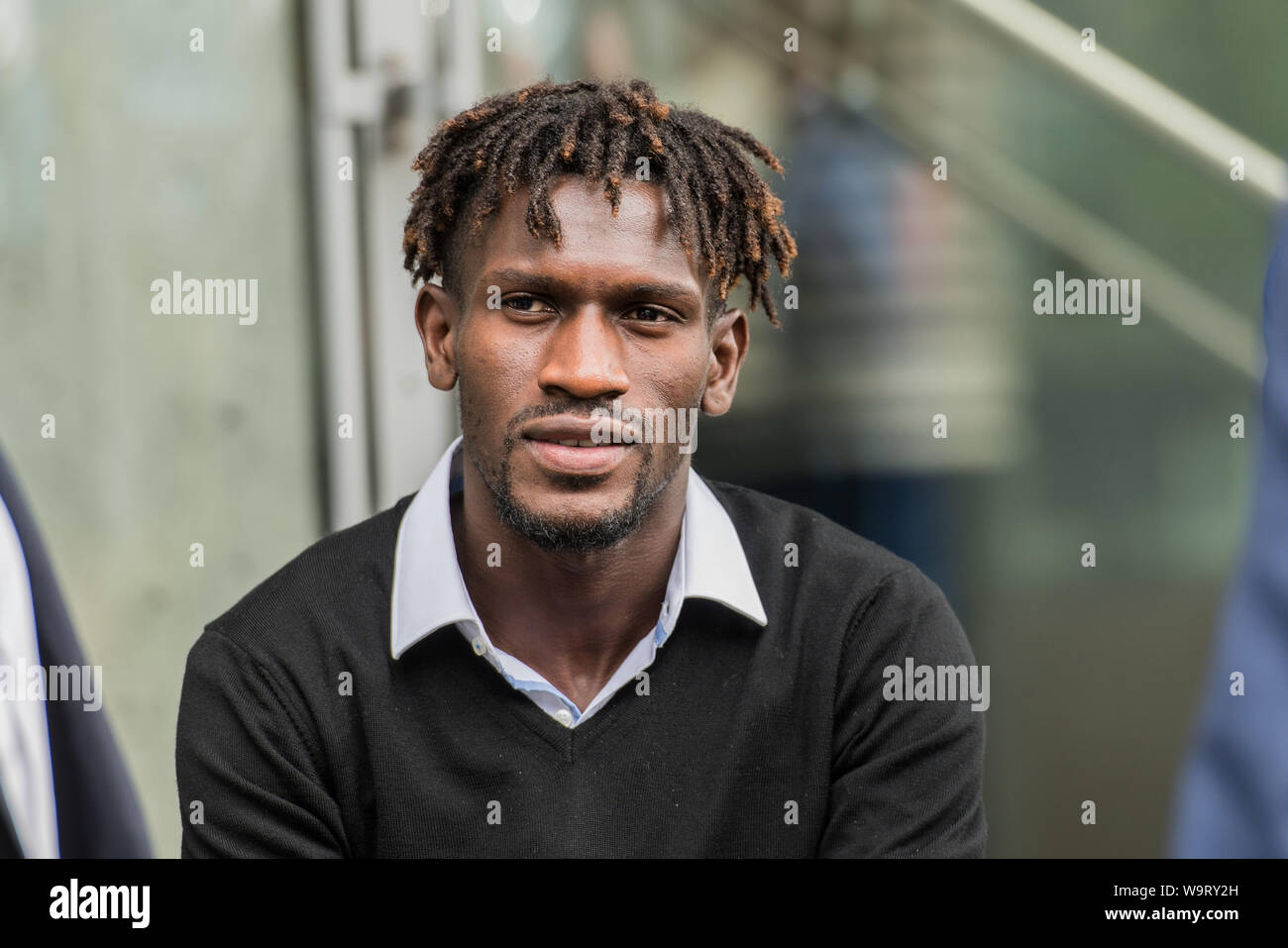 Frankfurt, Germany. 15th Aug, 2019. Bakery Jatta (Hamburger SV) sits on the  DFB grounds on a wall between HSV representatives. Bakery Jatta is  suspected of having given false information about his name