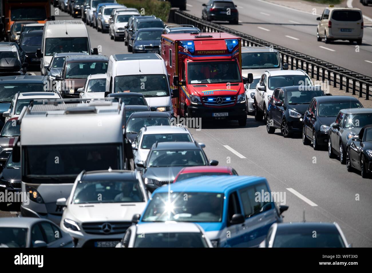 FILED - 07 June 2019, Bavaria, Munich: On the A9 in the direction of  Nuremberg, an ambulance service car drives through the Rettungsgasse.  Strengthening bicycles, carpooling too: Transport Minister Scheuer proposes  many