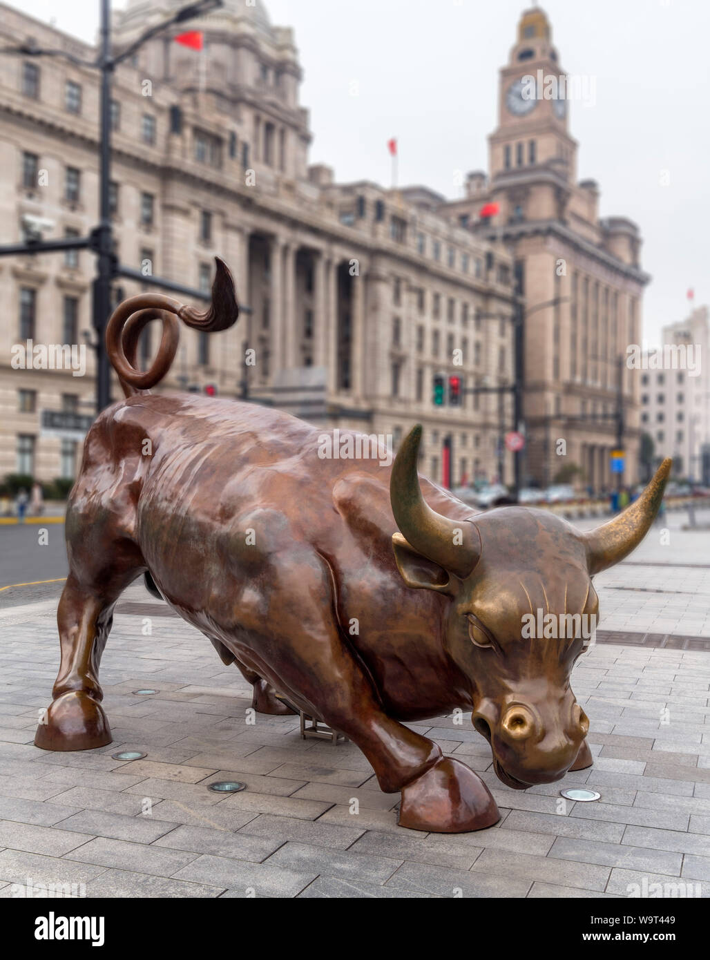 Arturo Di Modica's Charging Bull sculpture (The Bund Bull) in front of the HK and Shanghai Bank and the Customs House, The Bund, Shanghai, China Stock Photo