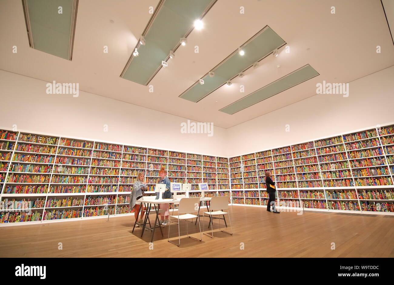 People visit Tate modern museum London UK Stock Photo - Alamy