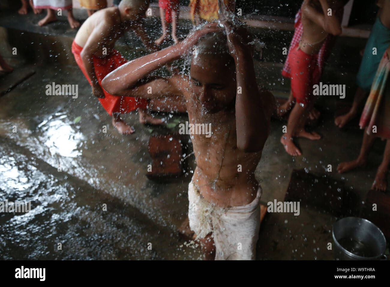 Kathmandu, Nepal.15 Aug, 2019. Young Nepalese Hindu priest take a holy bath and prayers during the Janai Purnima Festival at Pashupatinath Temple. Sarita Khadka/Alamy Live News Stock Photo