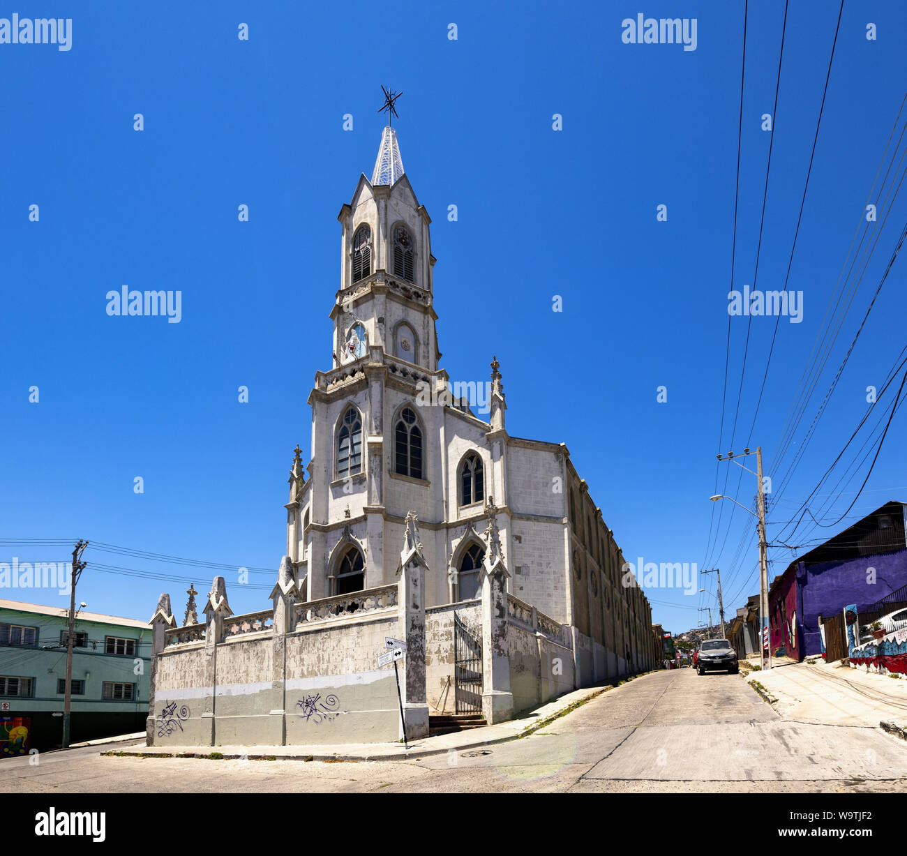 Church De Las Carmelitas (Valparaiso, Chile) under a clear sky Stock Photo