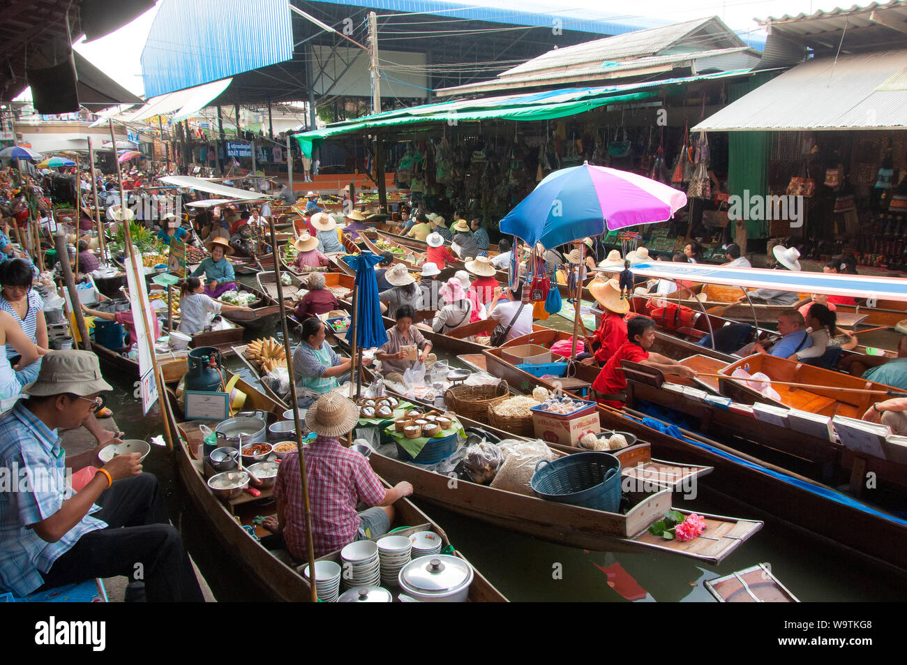 Bang Nam Phueng Floating Market Stock Photo - Alamy
