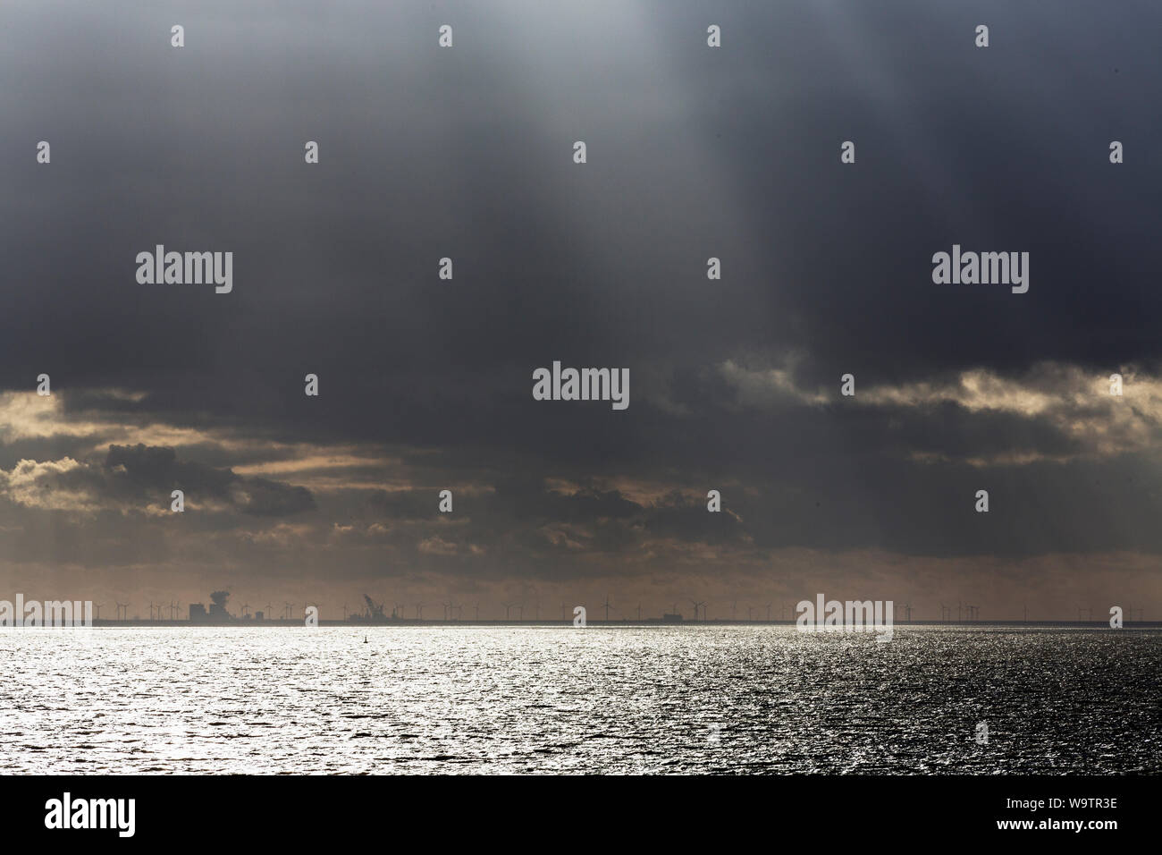 Norderney, Weststrand, Meer, Wellen, Horizont, Eemshaven, Regenwolken Stock Photo