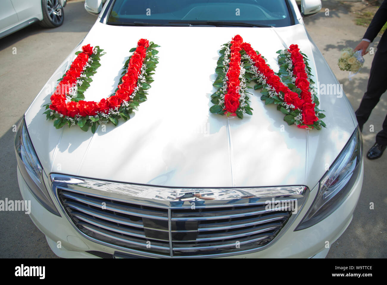 Baku, Azerbaijan - 2018. Red and white flowers bouquet . Closeup image of wedding  car decoration . Wedding decorations on the hood of the car. Road Stock  Photo - Alamy