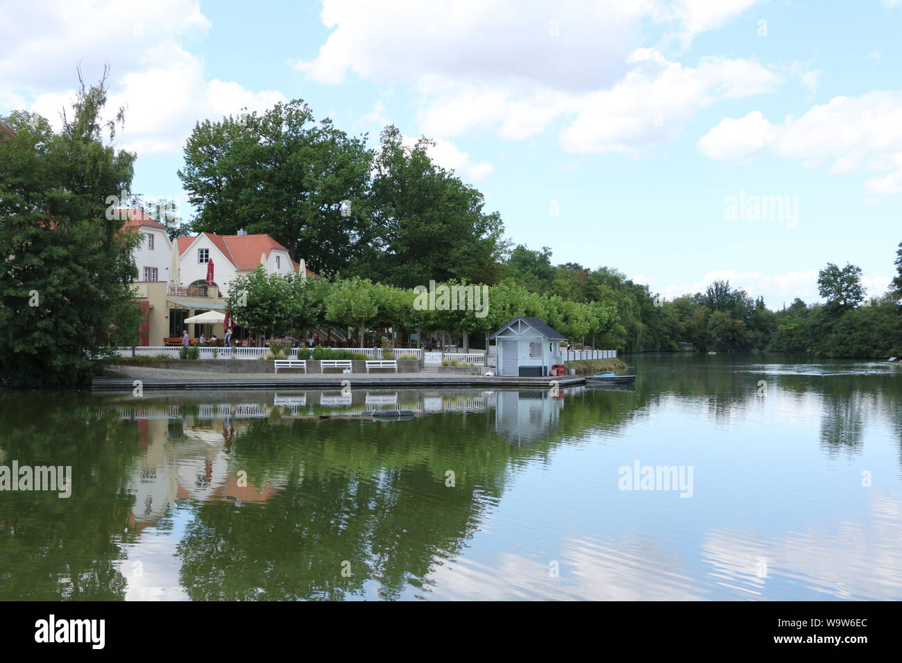 Außengastronomie am großen Teich im Kurpark von Bad Nauheim in Hessen