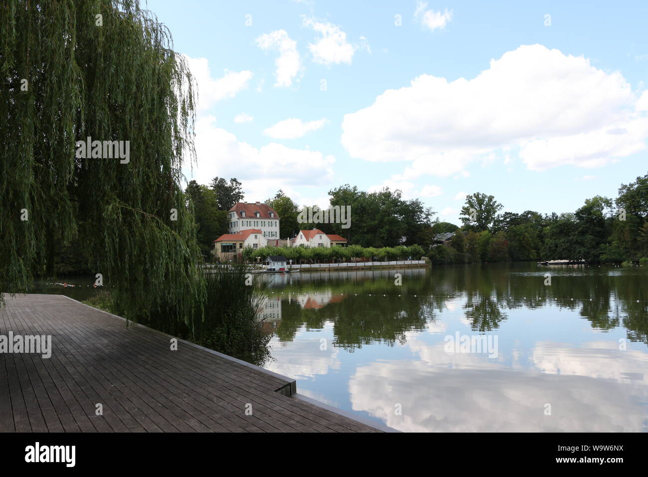 Außengastronomie am großen Teich im Kurpark von Bad Nauheim in Hessen