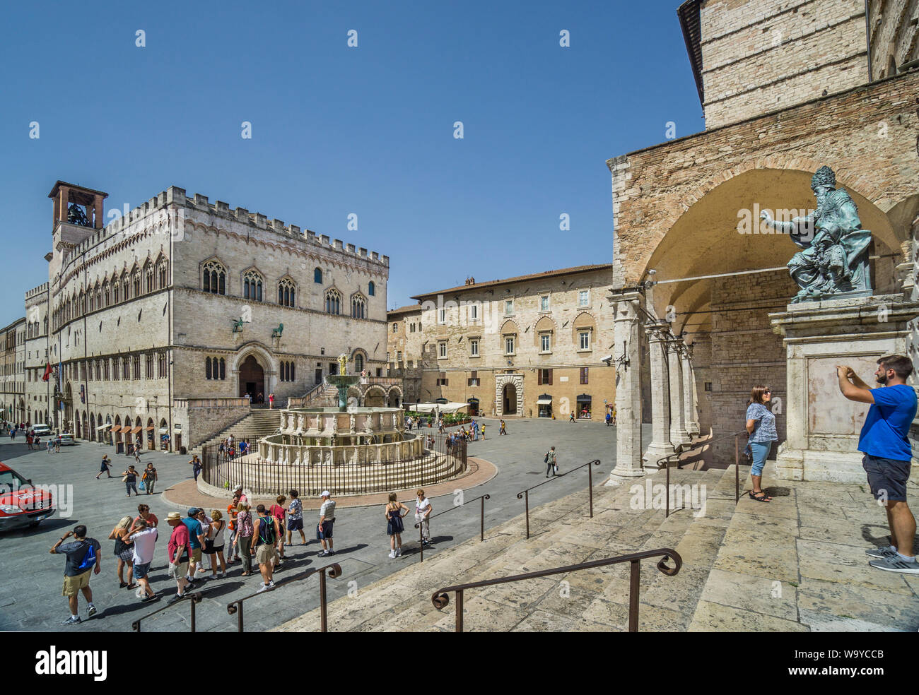 view of Piazza IV Novembre (Piazza Grande) with Palazzo dei Priori and Fontana Maggiore seen from Perugia Cathedral, Perugia, Umbria, Italy Stock Photo