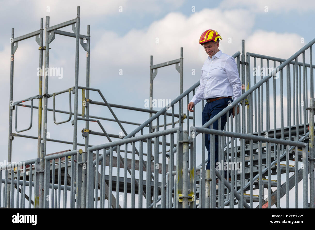 18 July 2019, Saxony, Roßwein: Martin Dulig (SPD), Minister of Economic Affairs of Saxony, is about to start reading the 'Mutmacher' book on a scaffold on the premises of Gemeinhardt Gerüstbau Service GmbH. Photo: Robert Michael/dpa-Zentralbild/ZB Stock Photo