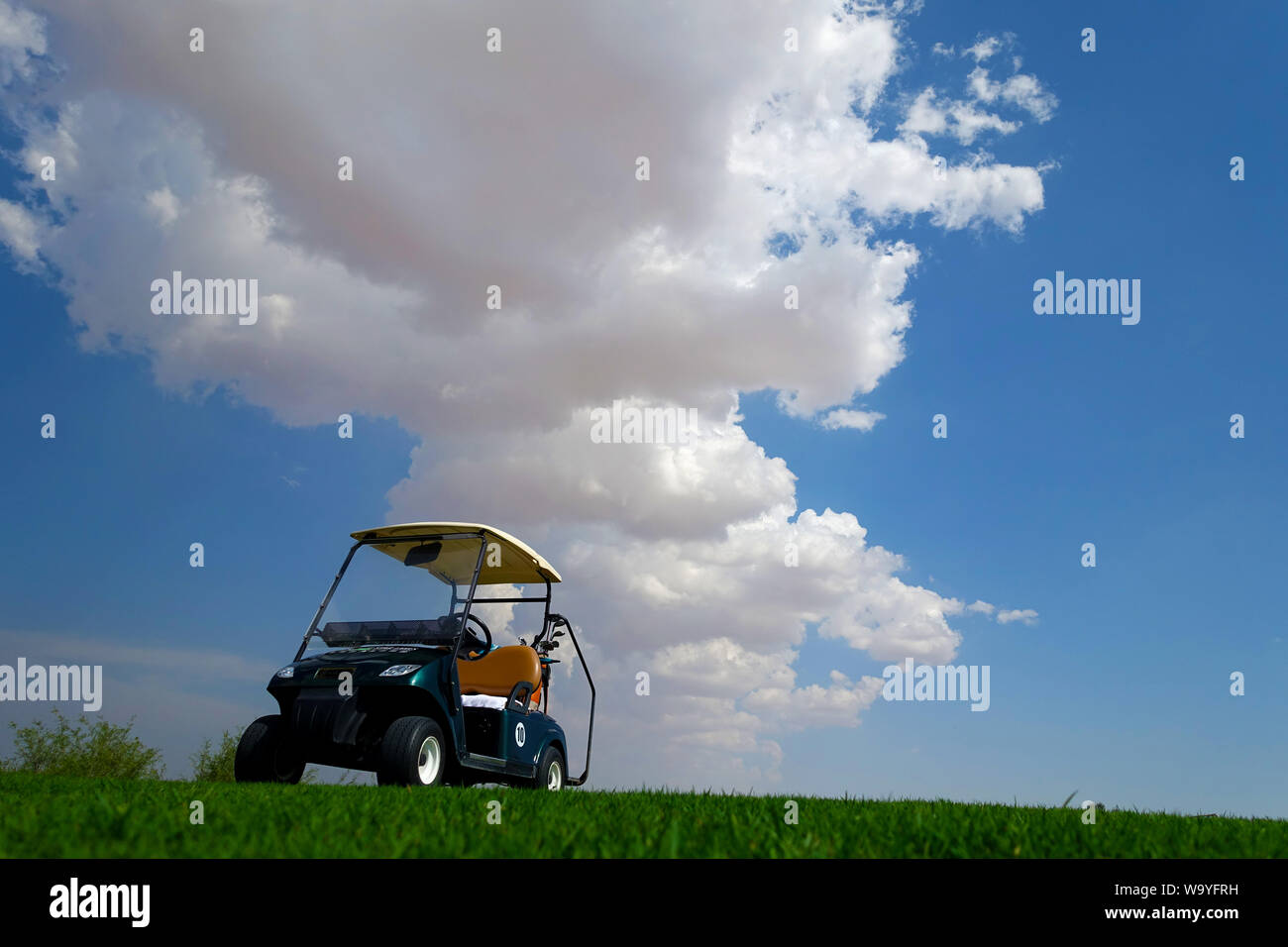 White golf carts hi-res stock photography and images - Alamy