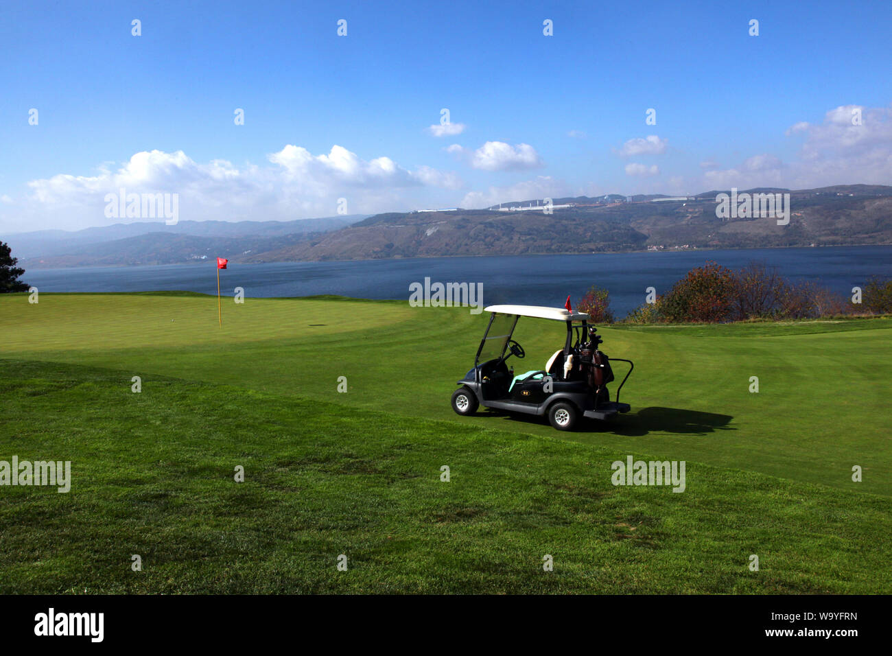 White golf carts hi-res stock photography and images - Alamy