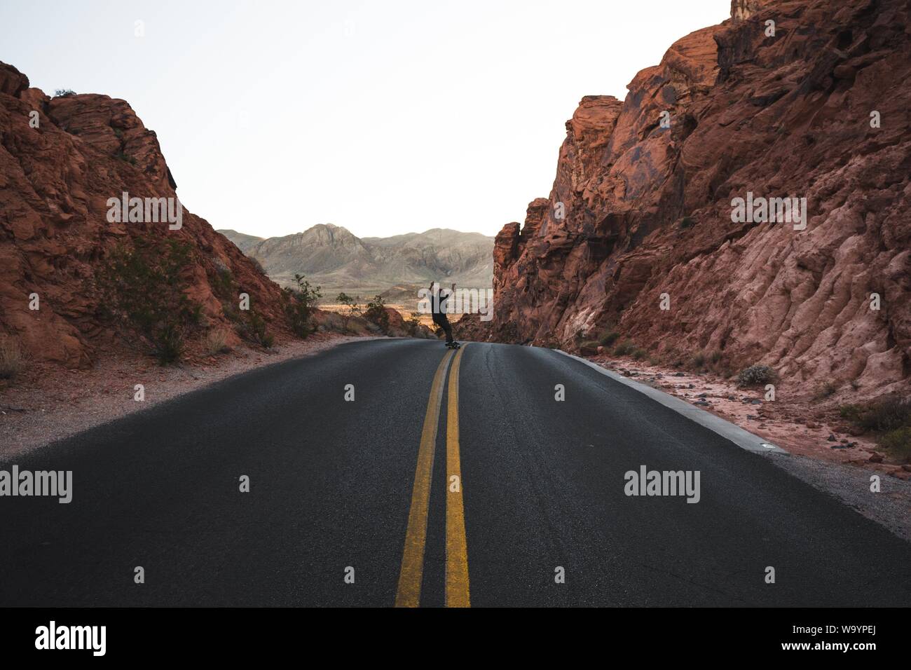 Empty desert highway surrounded hi-res stock photography and images - Alamy