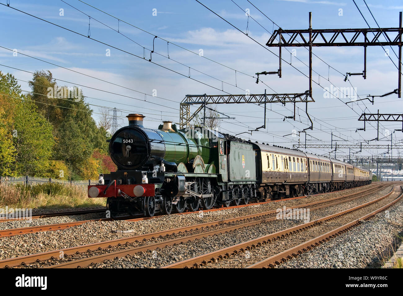 Castle class No.5043 near Ditton with a railtour to Liverpool Stock Photo