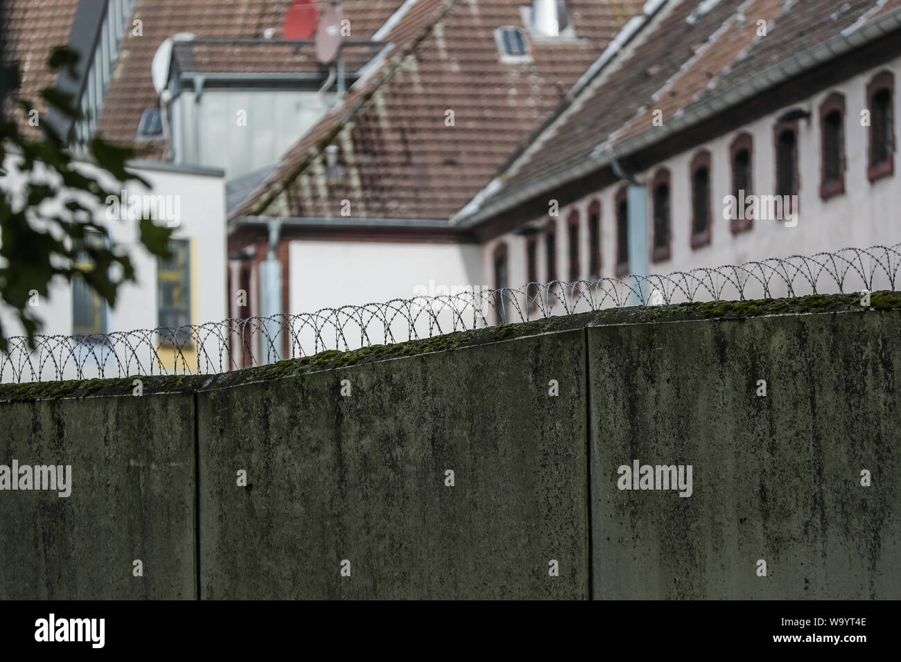 Bochum, Germany. 16th Aug, 2019. A wall of the correctional facility (JVA) in Bochum. First unnoticed, a prisoner of the JVA Bochum overcomes a five meter high prison wall on Thursday evening and flees on foot. With a large posse the police search in the Ruhr area for the prison escapee. Credit: Stephan Schütze/dpa/Alamy Live News Stock Photo
