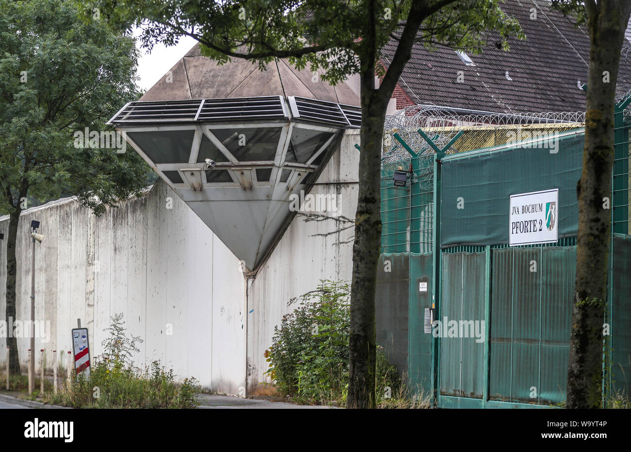 Bochum, Germany. 16th Aug, 2019. The correctional facility (JVA) in Bochum. First unnoticed, a prisoner of the JVA Bochum overcomes a five meter high prison wall on Thursday evening and flees on foot. With a large posse the police search in the Ruhr area for the prison escapee. Credit: Stephan Schütze/dpa/Alamy Live News Stock Photo