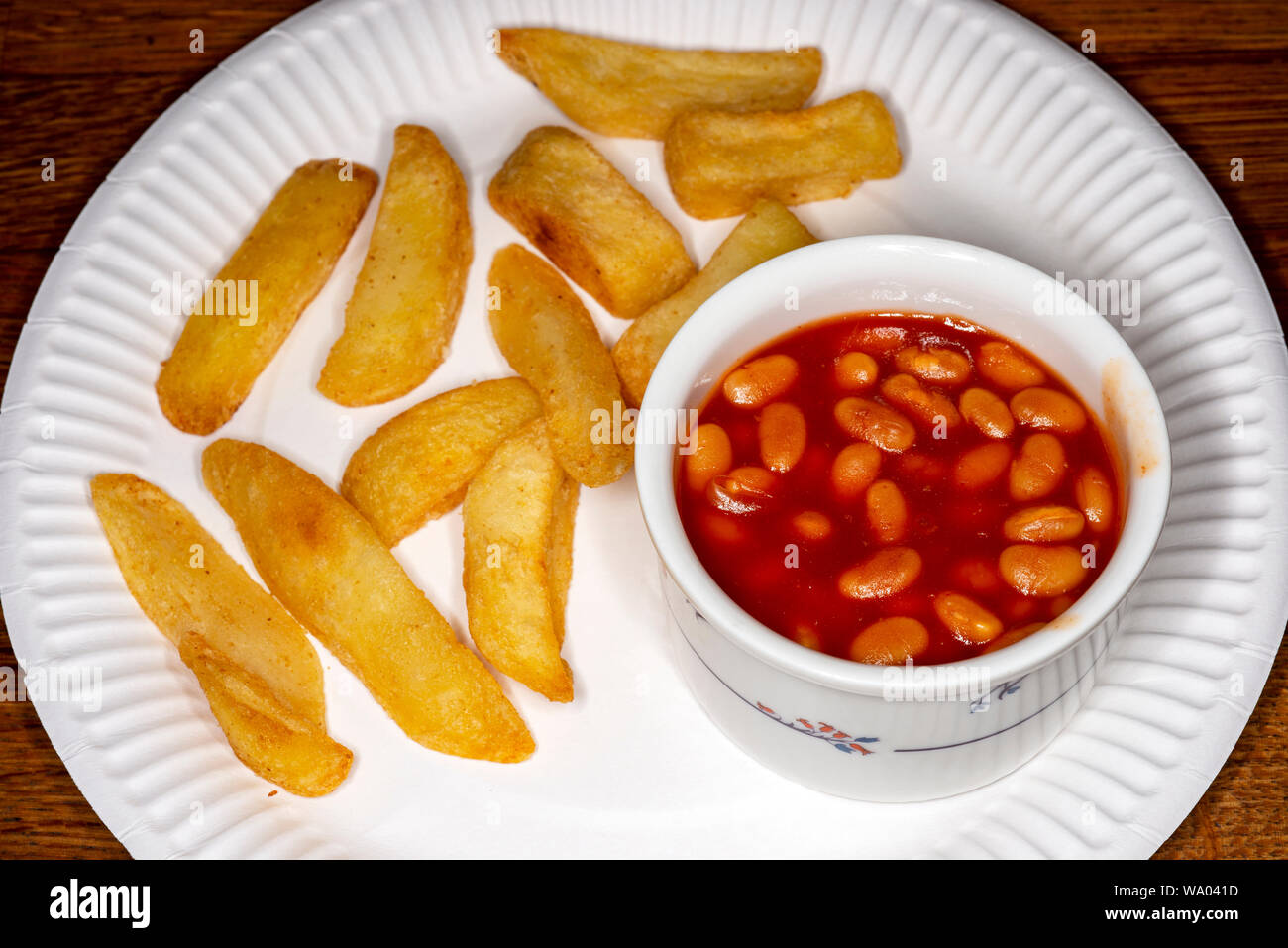 homemade thickly cut potato chips and baked beans Stock Photo Alamy
