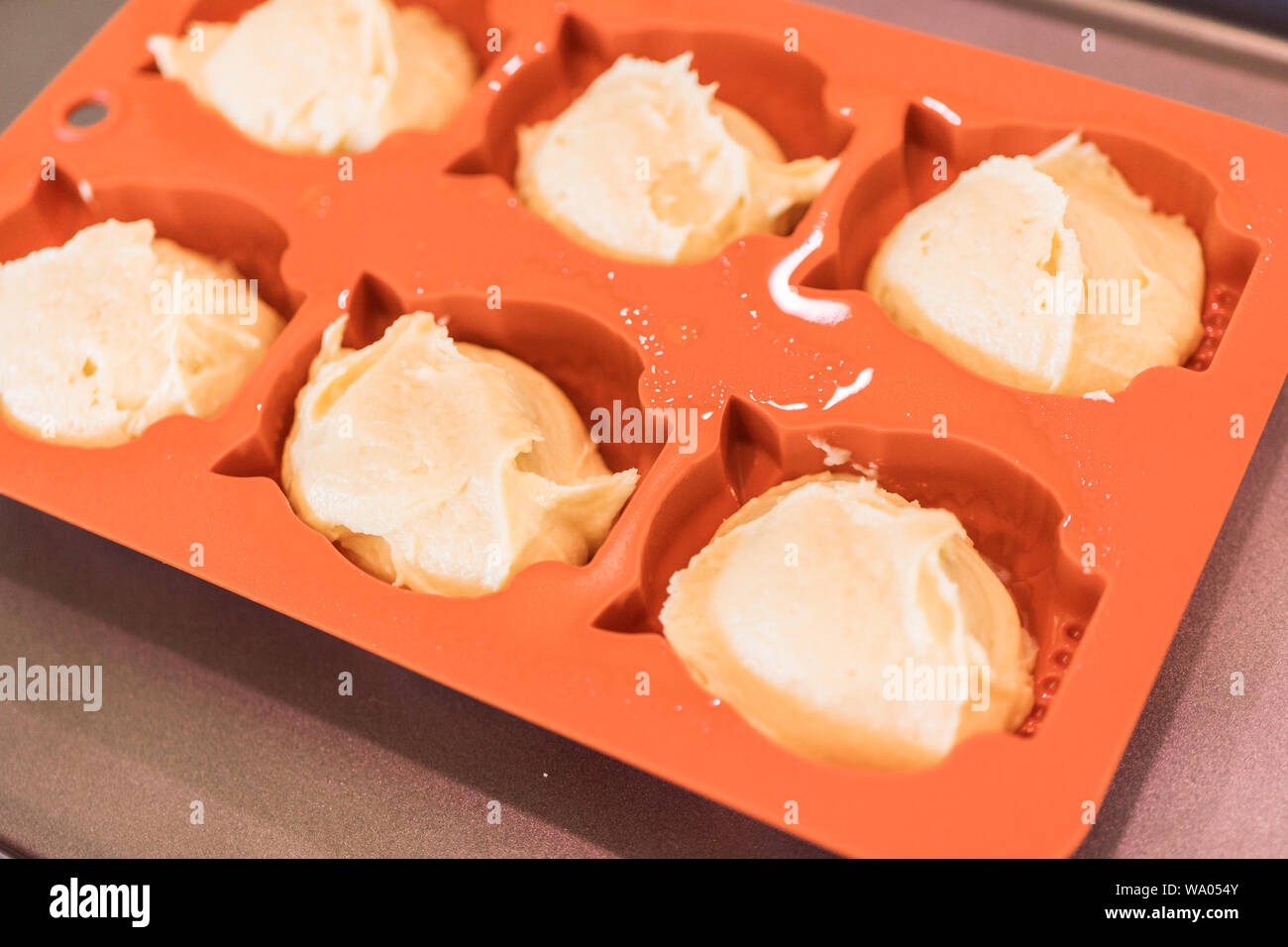 https://c8.alamy.com/comp/WA054Y/baking-mini-pound-cakes-in-silicone-molds-shaped-as-on-owls-WA054Y.jpg