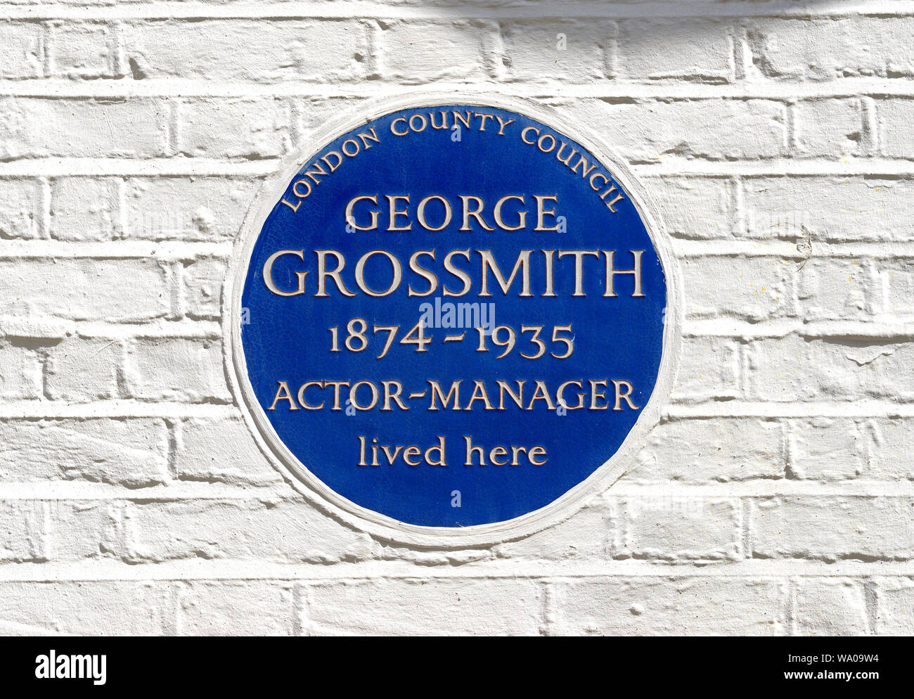 Blue Plaque commemorating actor and manager George Grossmith (NOT the author of the same name) at 3 Spanish Place, Marylebone, London W1U 3HX, City of Stock Photo