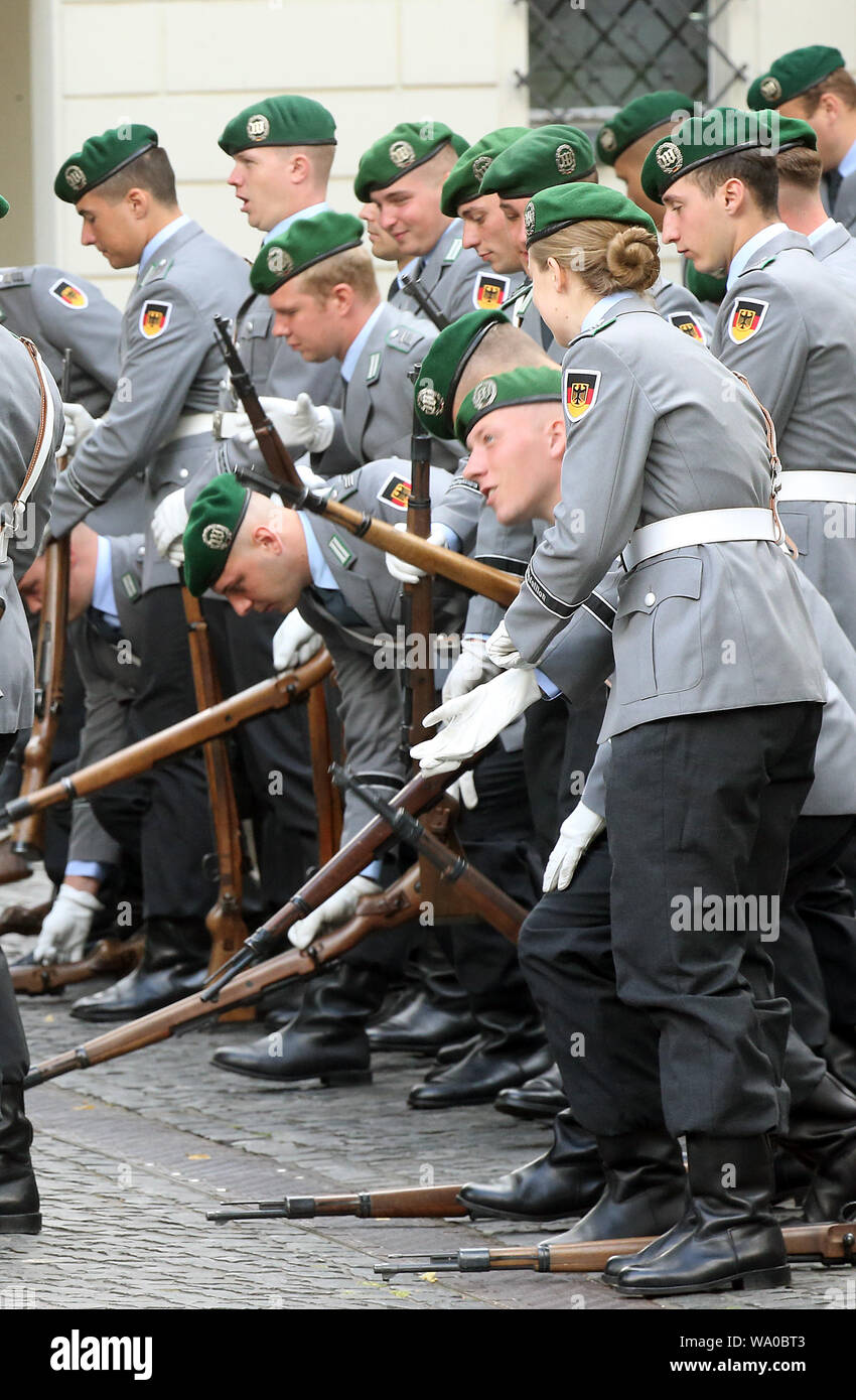 Berlin germany soldiers guard battalion hi-res stock photography and ...