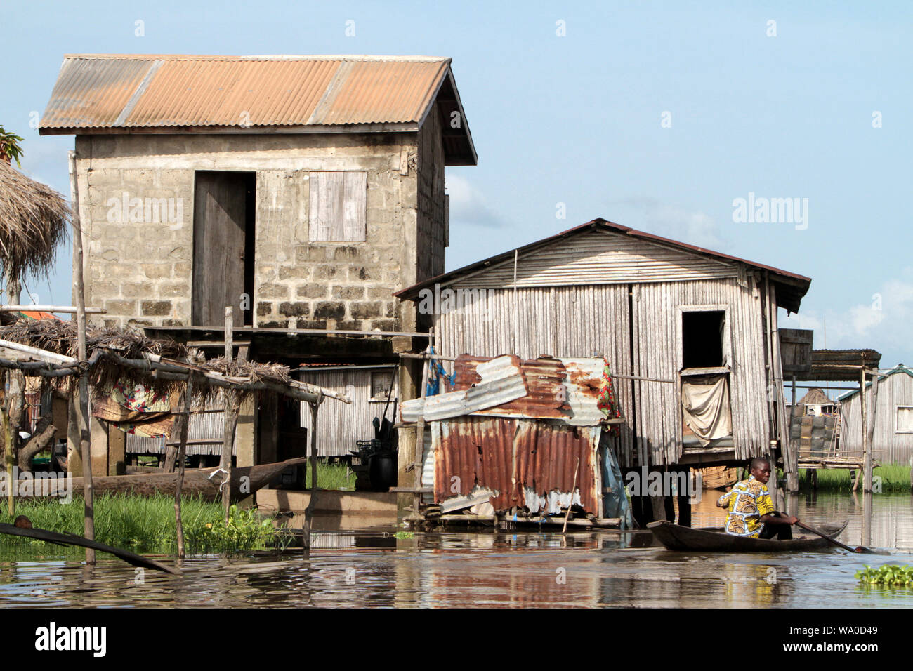 Maisons sur pilotis construites sur l'eau du lac Noukoué à 25 kilomètres au nord de Cotonou, capitale économique du pays. Ganvier. Bénin. Stock Photo