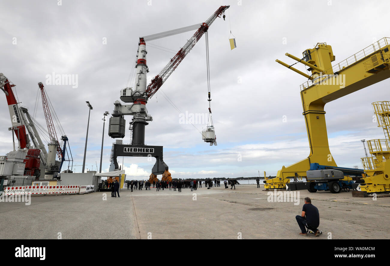 Rostock, Germany. 16th Aug, 2019. A new heavyduty crane (M) up to 164