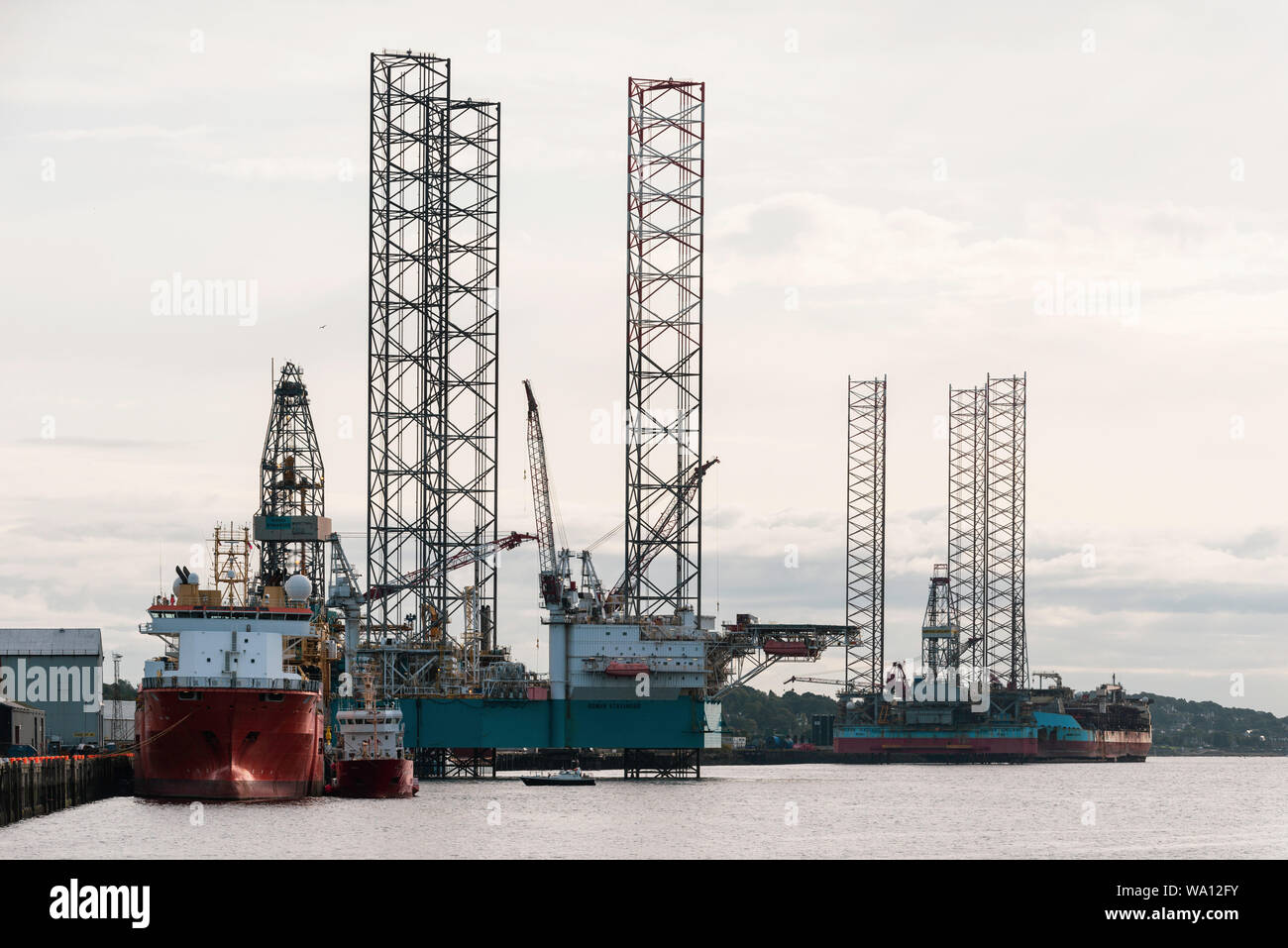 Maersk Gallant and Rowan Stavangar Norway jack-up oil rigs under maintenance on the River Tay at Prince Charles Wharf Dundee, Tayside, Scotland Stock Photo