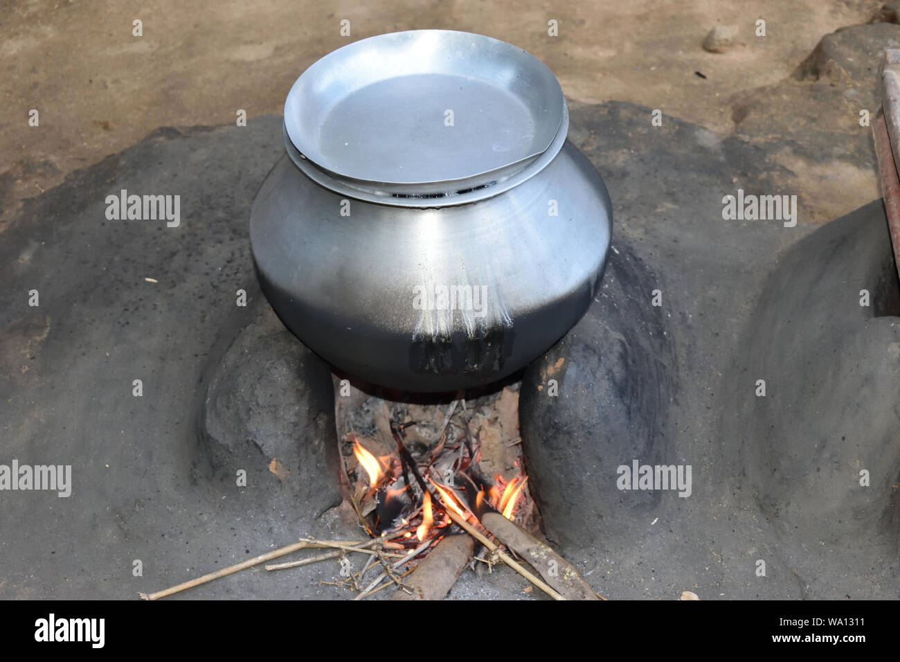 Aboriginal cooking hi-res stock photography and images - Alamy