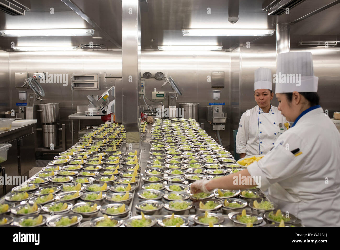 Près de 1000 personnes en cuisine travaillent à un rythme effréné. Les entrées, les plats et les desserts sont préparés dans des endroits différents. Stock Photo