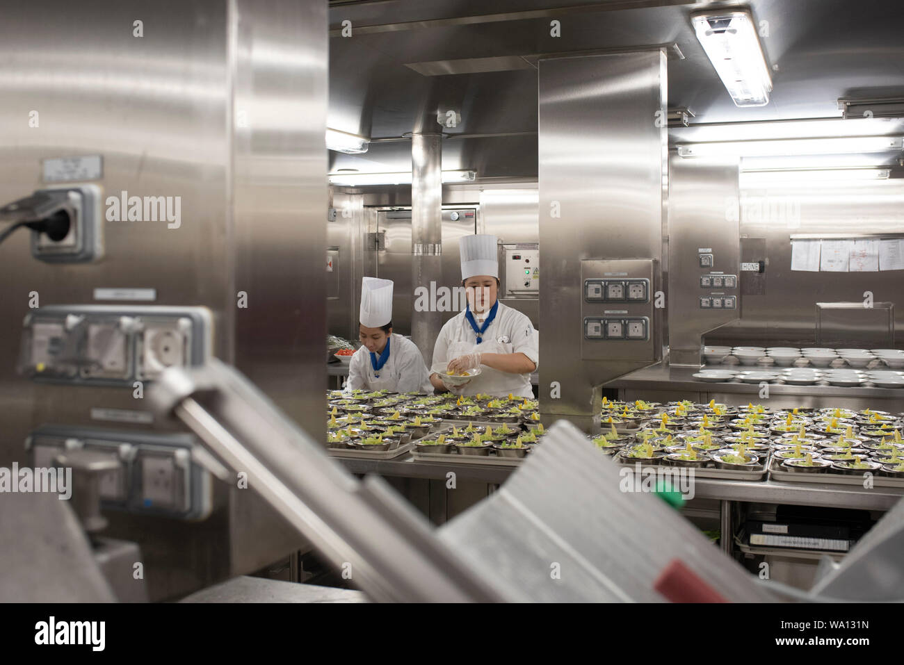 Près de 1000 personnes en cuisine travaillent à un rythme effréné. Les entrées, les plats et les desserts sont préparés dans des endroits différents. Stock Photo