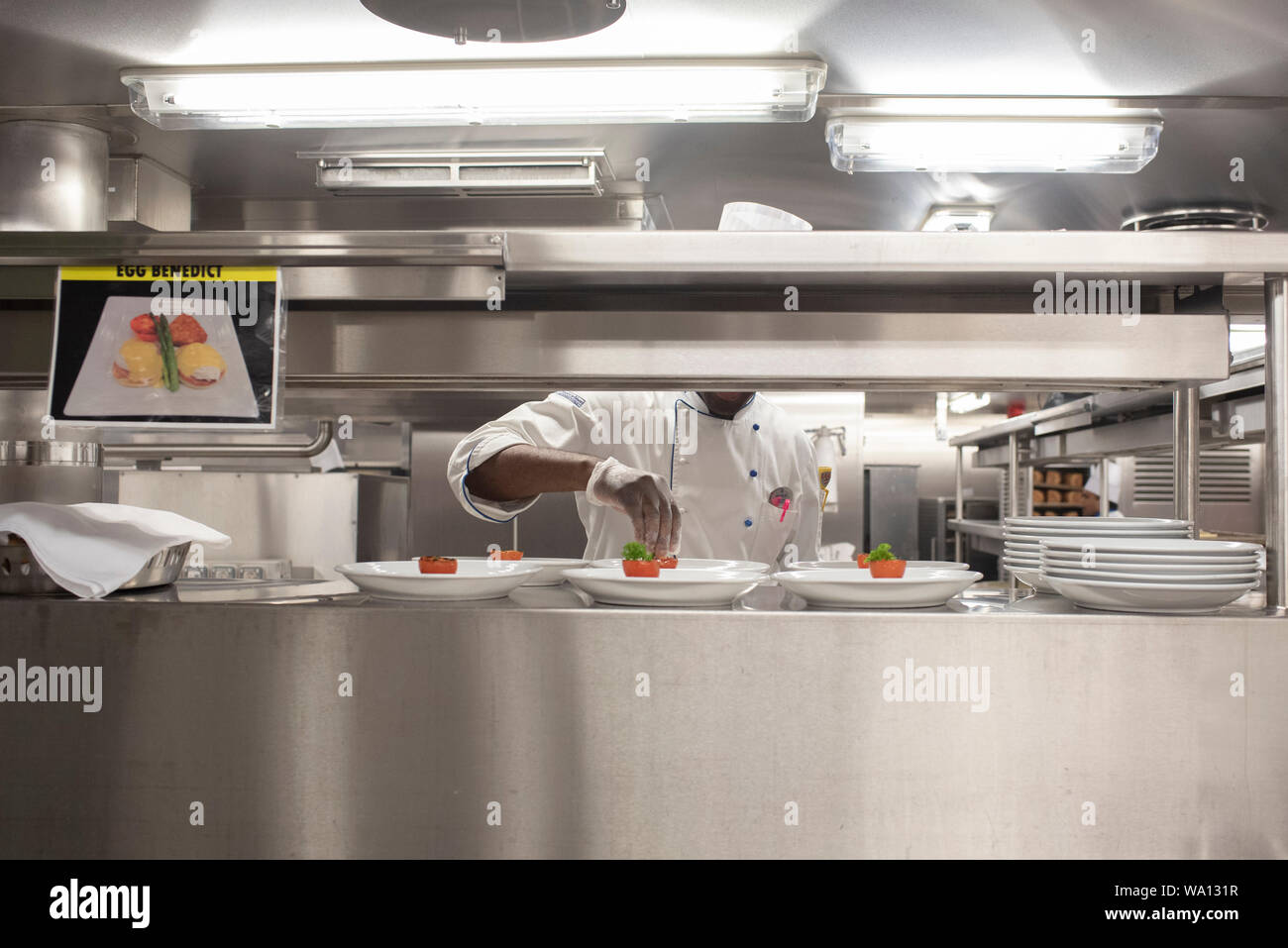 Près de 1000 personnes en cuisine travaillent à un rythme effréné. Les entrées, les plats et les desserts sont préparés dans des endroits différents. Stock Photo