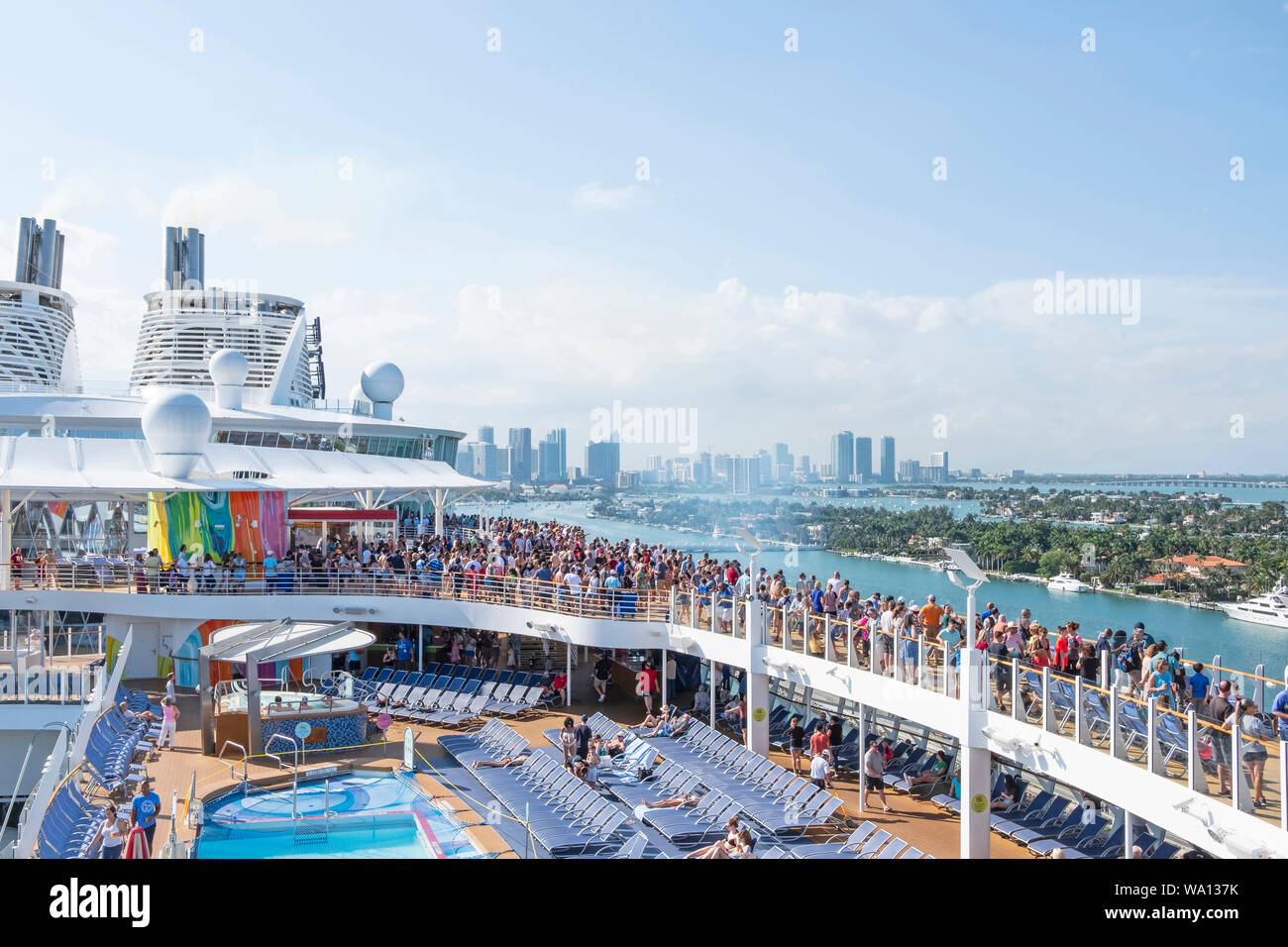 It’s a mess when the ship leaves Miami. Here, on the last deck, some 4000 passengers are gathered. The Symphony of the seas is 18 decks, 2775 rooms, 2 Stock Photo