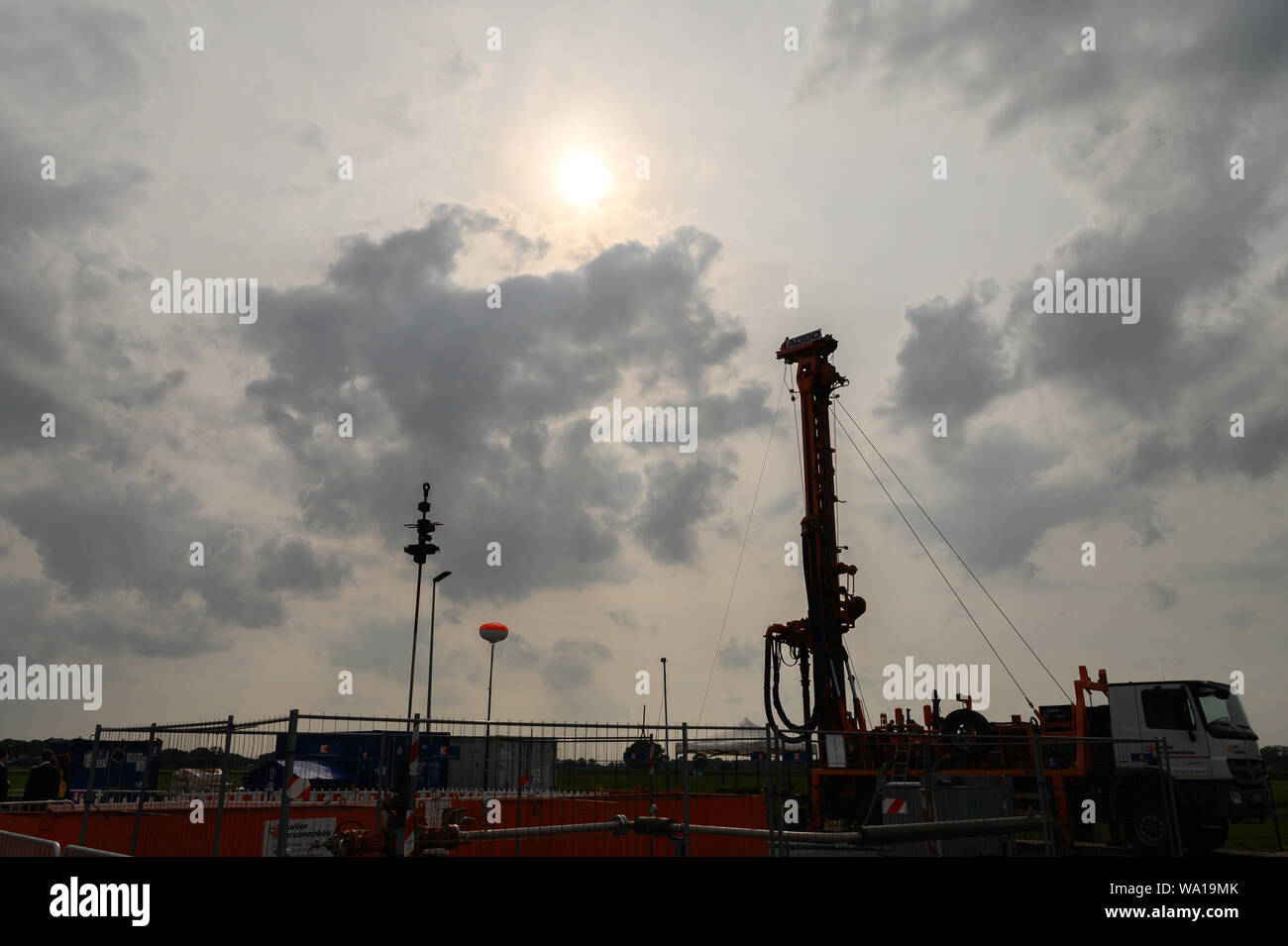 Emlichheim, Germany. 16th Aug, 2019. A pile-driver that can drill 250 meters deep can be seen in the Wintershall Dea oil field. At the oil field in Emlichheim on the Dutch border, reservoir water may have escaped unnoticed for several years since 2014 during a press-in well. Experts speak of up to 220 million litres. Credit: Mohssen Assanimoghaddam/dpa/Alamy Live News Stock Photo