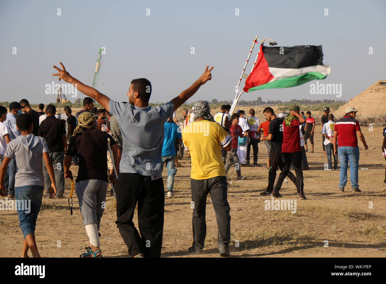 Khan Younis, Gaza Strip, Palestinian Territory. 16th Sep, 2019. Palestinian protesters clash with Israeli troops following the tents protest where Palestinians demand the right to return to their homeland at the Israel-Gaza border, in Khan Younis in the southern Gaza Strip, August 16, 2019 Credit: Mariam Dagga/APA Images/ZUMA Wire/Alamy Live News Stock Photo