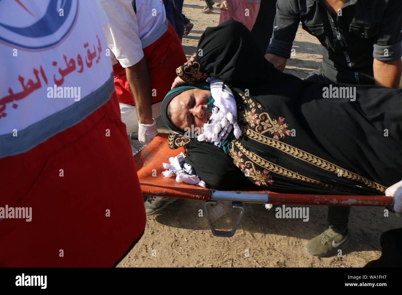 Khan Younis, Gaza Strip, Palestinian Territory. 16th Sep, 2019. A wounded Palestinian protester is evacuated during clashes with Israeli troops following the tents protest where Palestinians demand the right to return to their homeland at the Israel-Gaza border, in Khan Younis in the southern Gaza Strip, August 16, 2019 Credit: Mariam Dagga/APA Images/ZUMA Wire/Alamy Live News Stock Photo