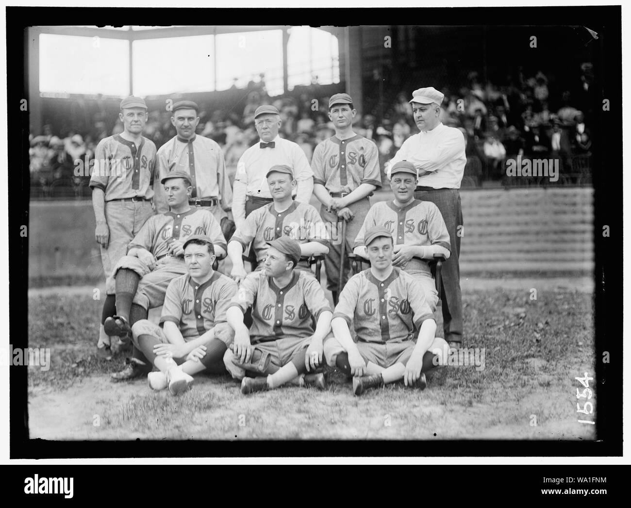 BASEBALL, CONGRESSIONAL. FRONT ROW: KINKEAD OF NEW JERSEY; PAT HARRISON; MURRAY OF MASSACHUSETTS. 2ND ROW: UNIDENTIFIED; EDWARDS OF GEORGIA; McDERMOTT OF ILLINOIS; REAR ROW: WHITE OF OHIO; UNIDENTIFIED; TOM REILLY OF CONNECTICUT; WEBB OF NORTH CAROLINA; RAUCH OF INDIANA Stock Photo