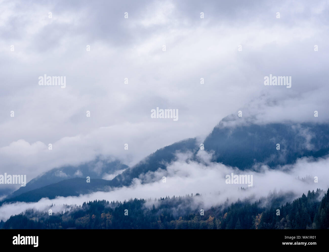 Fog covering mountains hi-res stock photography and images - Alamy