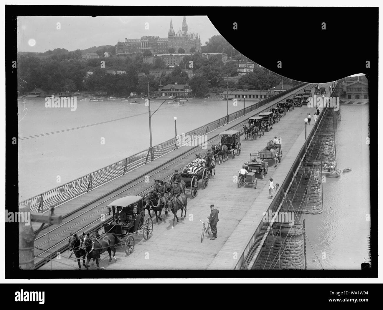 BOYD, CHARLES T., CAPTAIN, 10TH CAVALRY, U.S.A. HIS FUNERAL CROSSING GEORGETOWN BRIDGE Stock Photo