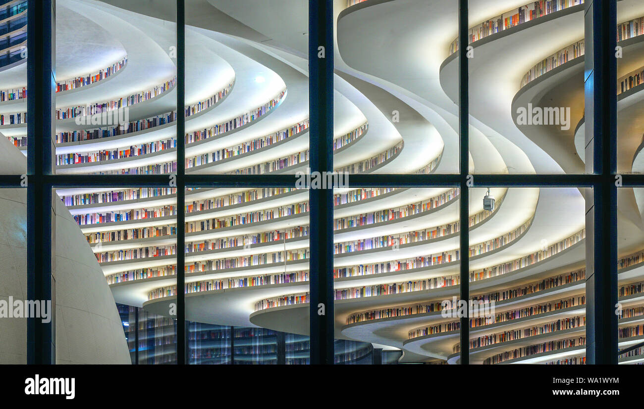 Low angle images urban hi-res stock photography and images - Alamy