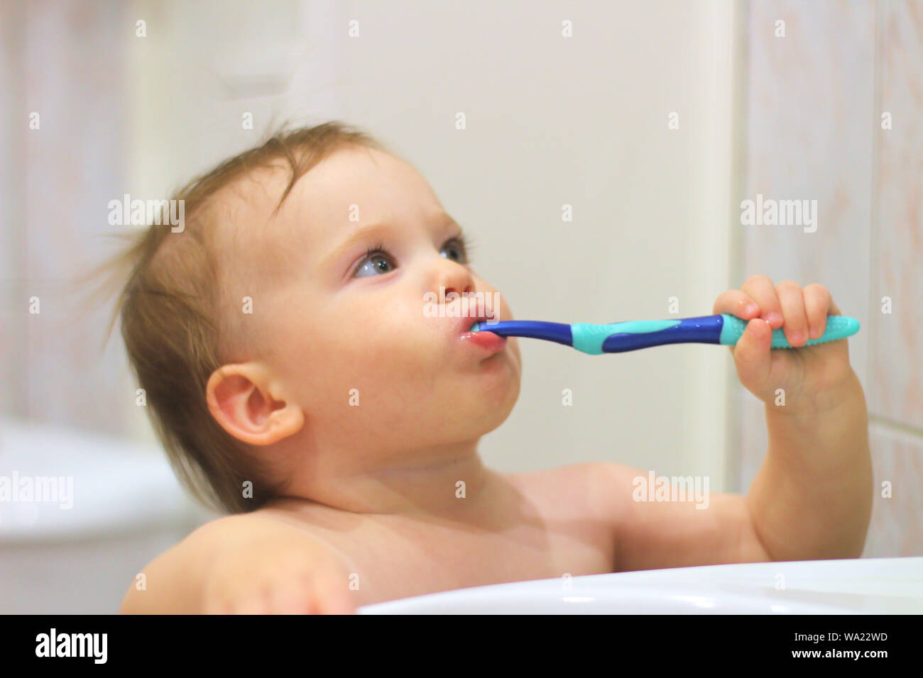 зубная щетка для детей. детские зубные щетки и пасты. ребенок ест зубную пасту. подросток чистит зубы. девочка умывается.