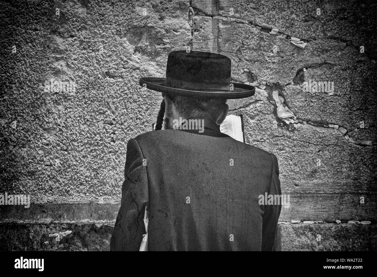 Orthodox Jew praying at the Wailing Wall, Jerusalem Stock Photo
