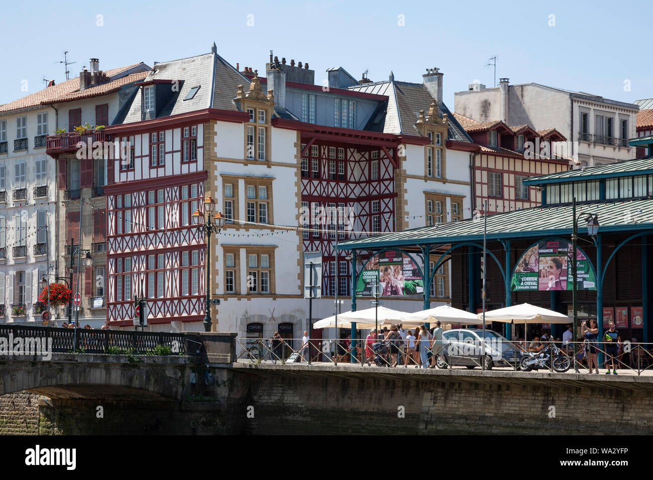 Beautiful half-timbered building - recently renovated - located near the market halls of Bayonne - and the Nive river. Bel immeuble à colombages - réc Stock Photo