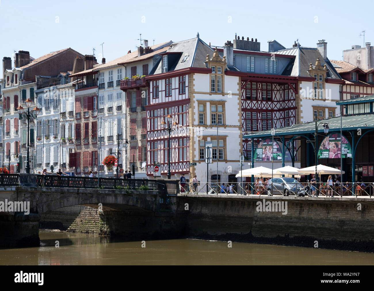 Beautiful half-timbered building - recently renovated - located near the market halls of Bayonne and the Nive river. Bel immeuble à colombages. Stock Photo