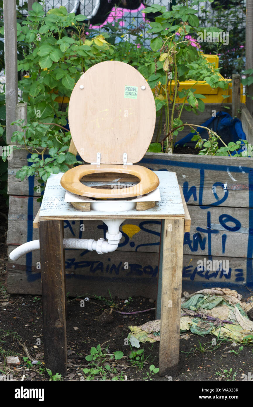 toilet seat water butt, garden feature Stock Photo Alamy