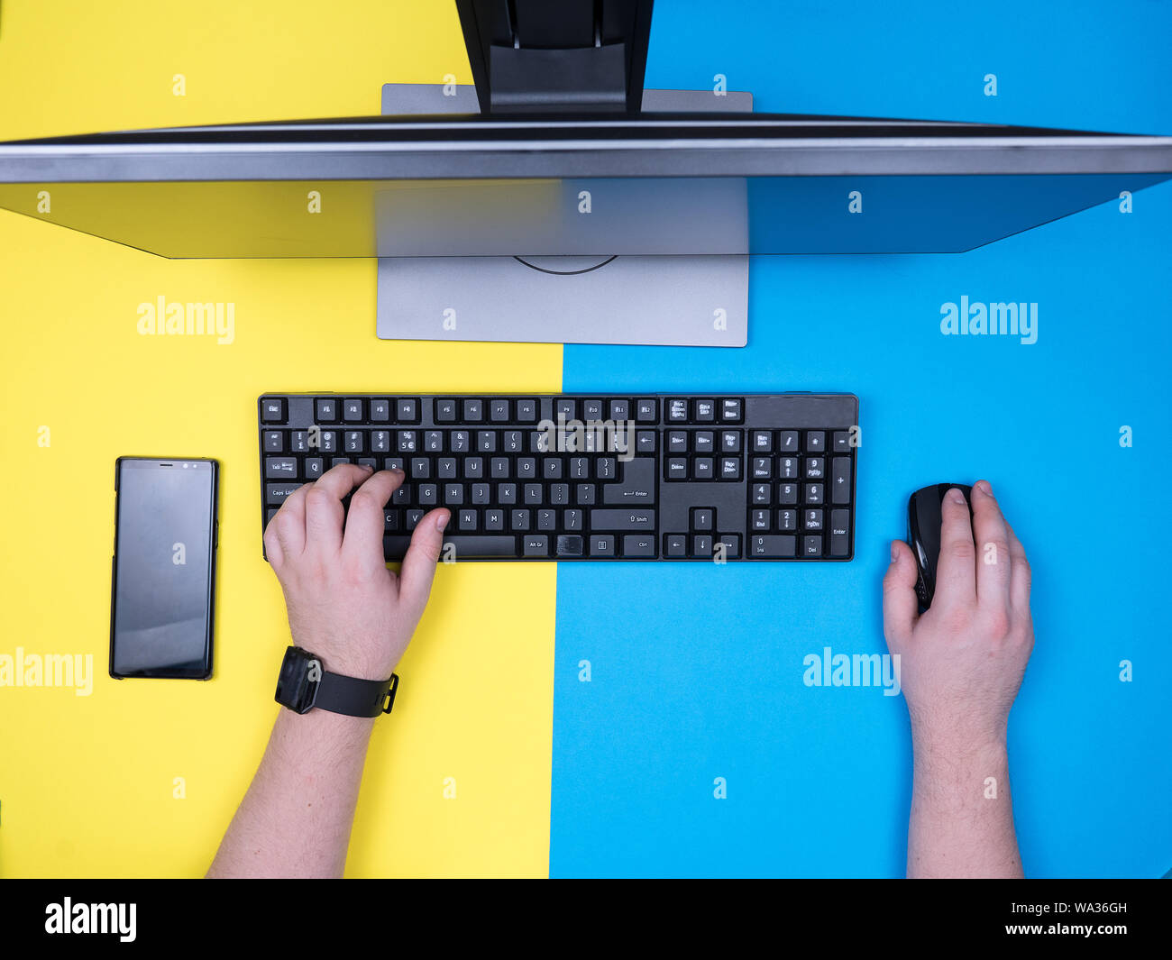 Flat lay top of man's hands on computer from his office. Freelancer ...
