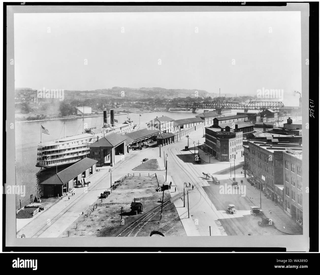 Bird's-eye view of wharf area of Albany, New York, showing night boat landing, and bridge in background Stock Photo